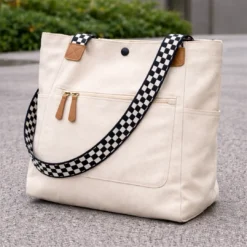 Ασπρόμαυρος πολυεστερικός ιμάντας με σχέδιο σκακιέρας σε τσάντα ώμου