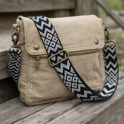 Τσάντα με ασπρόμαυρο βαμβακερό ιμάντα και γεωμετρικό μοτίβο