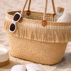 Τσάντα θαλάσσης με μπεζ κρόσσι ψάθας σε φυσική απόχρωση