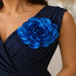 Μπουτονιέρα Σατέν σε Φόρεμα για Εντυπωσιακή Διακόσμηση