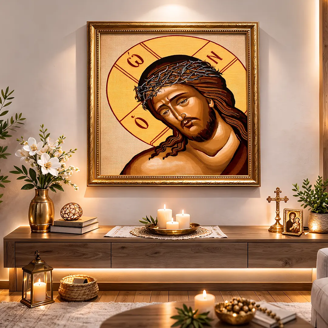 Κέντημα σταμπωτό ο Χριστός με ακάνθινο στεφάνι σε χρυσό τετράγωνο κάδρο σε χώρο καθιστικού