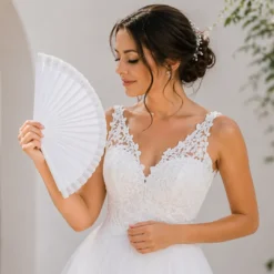 Νυφική Στιγμή με Λευκή Βεντάλια από Ξύλο