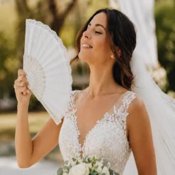 Νυφική Στιγμή με Βεντάλια Δαντέλας και Χρυσό Σχέδιο