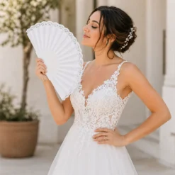 Νύφη στην Εκκλησία να Κάνει Αέρα με την Πλαστική Λευκή Βεντάλια με Δαντέλα