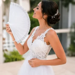 Νυφική Εμφάνιση με Ξύλινη Βεντάλια