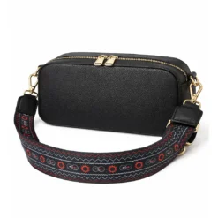 Σκούρος μπλε ιμάντας με γεωμετρικό μοτίβο τοποθετημένος σε τσάντα ώμου