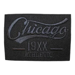 Θερμοκολλητική στάμπα "Chicago 19XX Athletic" σε μαύρο ύφασμα με γκρι ραφή.
