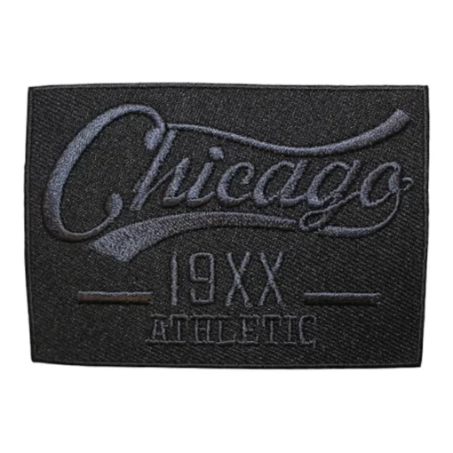 Θερμοκολλητική στάμπα "Chicago 19XX Athletic" σε μαύρο ύφασμα με γκρι ραφή.