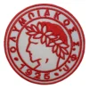 Κεντητό έμβλημα του Ολυμπιακού με τον έφηβο με τα φύλλα δάφνης σε κόκκινο με λευκό χρώμα.