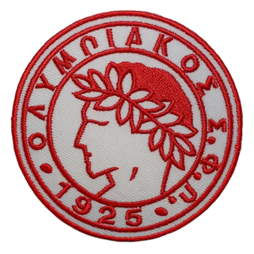 Κεντητό έμβλημα του Ολυμπιακού με τον έφηβο με τα φύλλα δάφνης σε κόκκινο με λευκό χρώμα.