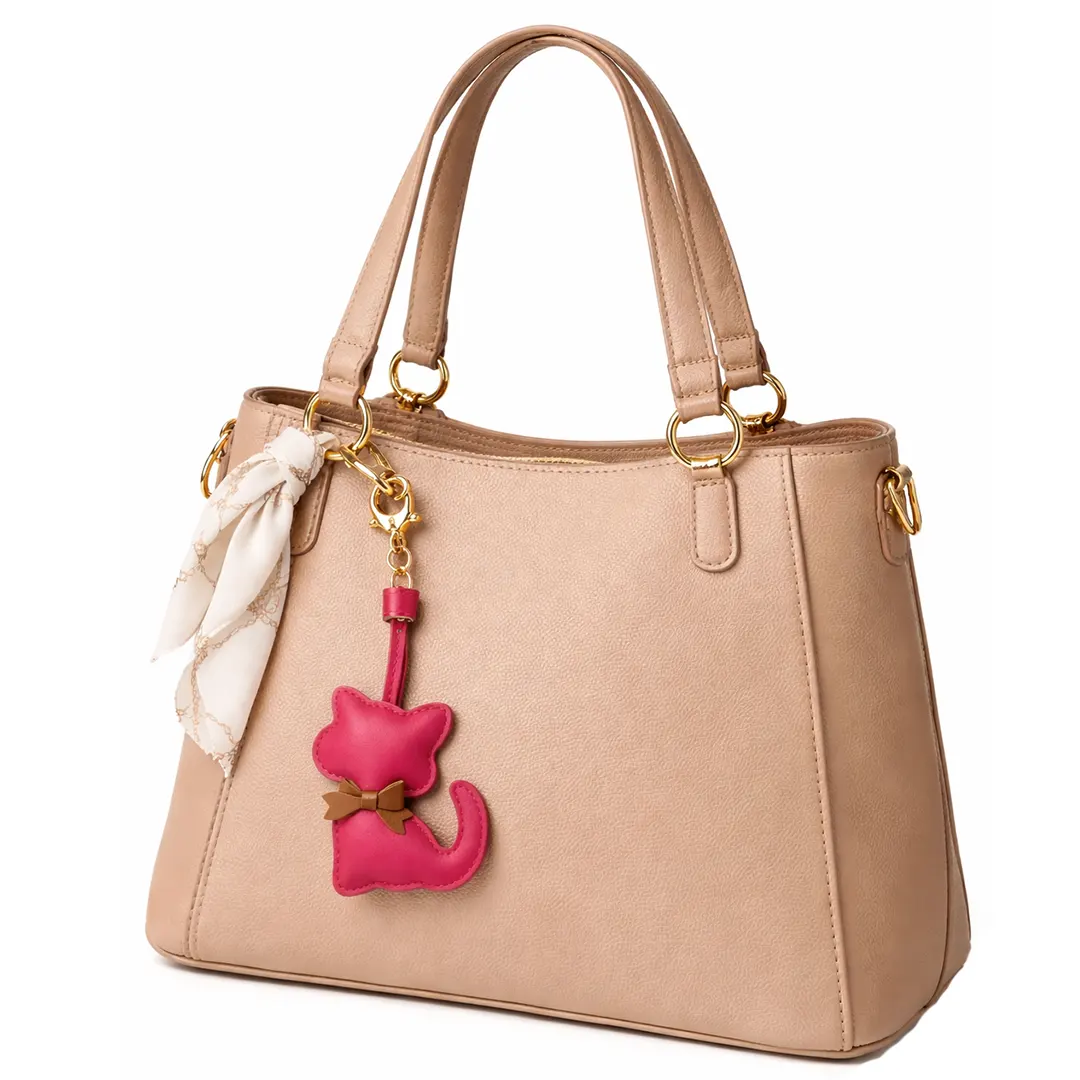 Μπρελόκ Γάτας με Φιόγκο Τοποθετημένο σε Τσάντα